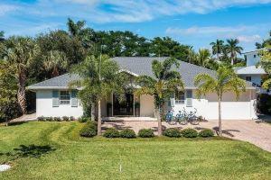 Homey and comfy “Vintage” like 4 Br Cottage 1 Block to Beach, Naples
