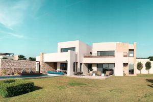 Luxurious villa with sea views in