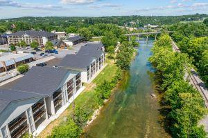 Creekside Retreat with Resort Amenities - Charming Waterfront Oasis, Branson