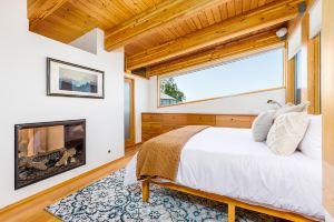 Custom ocean-view retreat with award-winning gourmet kitchen & private hot tub, Anchorage