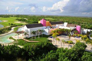 Romantic getaway with beach access and resort-style amenities, Cancun