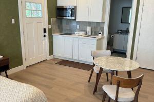 Chic Urban getaway, 12 min drive to Pike Place & Alki Beach Hotel, Seattle