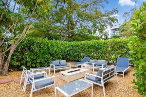 Downtown Retreat - Walk to 5th Ave & Beach Hotel, Naples