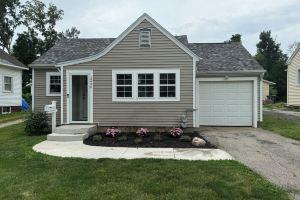 NEW! Charming Cottage on Elmhurst Drive Ne. Close to Mt. Mercy and Coe College., Cedar Rapids