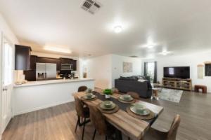 Entertainment Galore and Spacious Yard - Charming Cozy Retreat Apartments, San Antonio