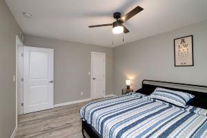 Simplistic Retreat Near UTA with AC, WiFi in lovely Hotel, Arlington