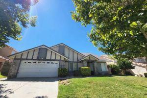 Charming house in lovely near Marie Kerr Park, schools, AV Mall, Palmdale