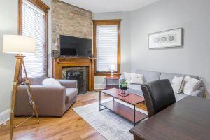 Depaul 2 Bdr - Walk to Train, University, and More Hotel, Chicago