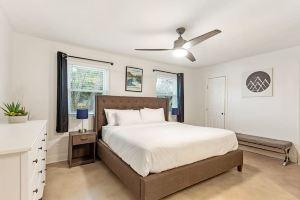 Spacious Open Concept with Large Deck - Charming Getaway Hotel, Austin