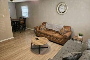 5 minutes from Tech/UMC // book a quaint 3 bedroom home w/wifi and laundry, Lubbock