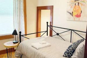 3 Bedroom CozyEscape w/HOT TUB!, Burlington