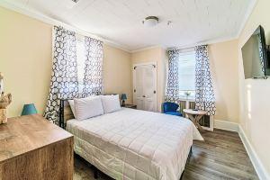 Spacious Renovated One Bedroom Apartment Located in Downtown, Falmouth