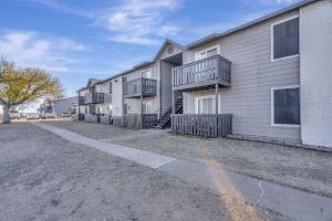 Quaint 1Br Getaway with Private Balcony Apartments, Midland