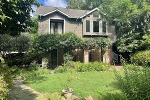 Garden 1BR Cottage off Devine St in Historic home