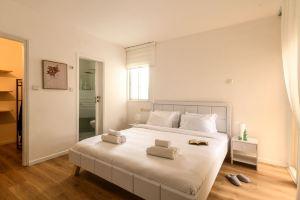 Seaside Escape with Private Patio with Mamad by Sea N' Rent Hotel, Netanya