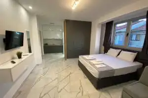 ARA Luxury Suites, Polykhrono