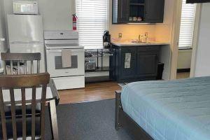 Cozy Studio 1/2 block to Church St & Shops-Pets, Burlington