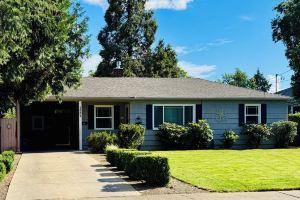 Beautiful Southern Charm awaits your visit! Hotel, Medford