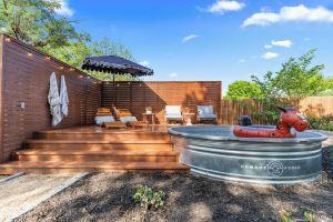 Backyard Oasis - Cowboy Pool w/ Heater & Chiller - Outdoor Projector Screen Hotel, Waco