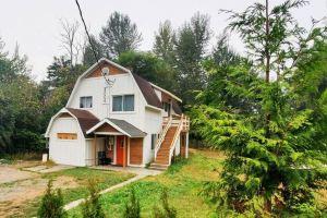 Updated farm style Apt. w/ loft minutes from Airport and Seattle, Seatac