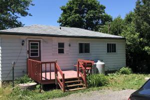 Waterfront Cottage on Rice Lake- Sleeps 8, Conveniently Located Near Amenities, Peterborough
