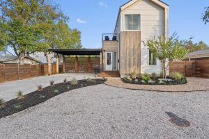 Private Pool and Hot Tub Oasis - Stunning Low-Allergen Retreat Hotel, Austin