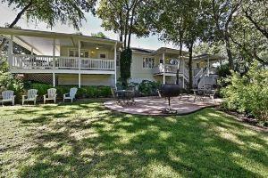River Views and Spacious Living - Charming Retreat Apartments, New Braunfels