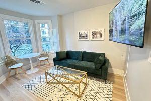 Stylish Design and Boutique Comforts - Chic Gold Coast Haven Mini-hotel, Chicago