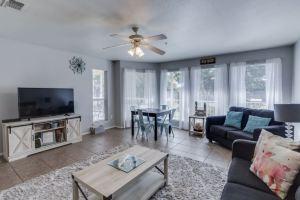 Stunning Condo with Two Pools and Four Hot Tubs - Modern Oasis Apartments, New Braunfels