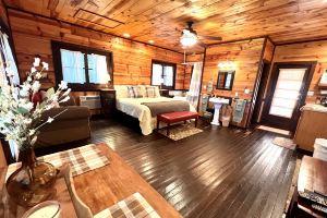 Romantic Cabin with Jetted Tub! Minutes to Landing and 76 Strip Hotel, Branson