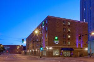 Holiday Inn Express & Suites-Dwtn (Conv Ctr)