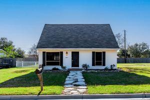 Beautiful Remodeled Home 4 minutes from Kyle Field! Apartments, College Station