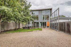Spacious Retreat for Groups W/Workspace Min to DT & SXSW Top Spots! Hotel, Austin