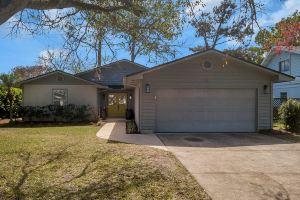 Inviting Private Backyard and Spacious Living Areas - Charming Haven Apartments, Ponte Vedra Beach