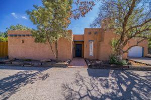Right At Home-Midland Adobe Compound with Pool and Fire Pits and Billiards Apartments, Midland