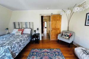 The Sanctuary: 3 Bedrooms, Easy Walking, +Parking!, Burlington