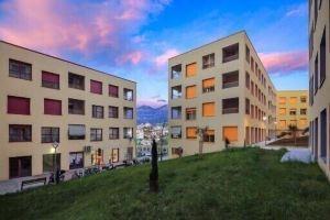 Cozy Apt in Colorful Complex Wifi/Ac/Netflix Apartments, Tirana