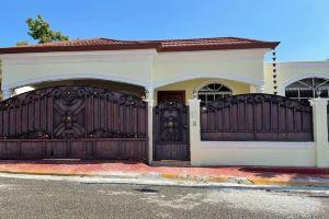 Tesoro de Torre Alta: Beach, Grill + Air Conditioner Hotel, Puerto Plata