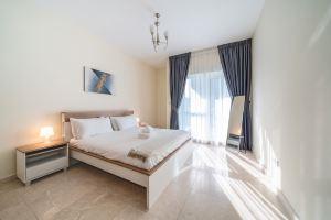 Spacious Apartment with Balcony in Business Bay, Dubai