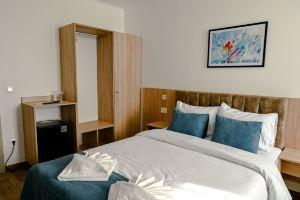 Dona, Altina Hotel, Belgrade