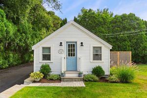 Shore Cottage - Coastal gem, a traveler favorite! Outdoor patio, central AC., Gloucester