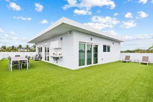Unique Retreat - Unit D: Cool 2nd-floor Retreat Hotel, Boca Raton