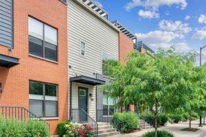 Luxury condo. 2 car garage, rooftop patio. Perfect for work or play! Apartments, Des Moines