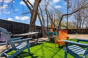 Stylish & Comfy Downtown Gem ~ Workspace ~ Parking Hotel, Irving