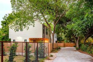 Cowboy Pool, Hot Tub and Fun Outdoor Games - Spacious Haven Apartments, Austin