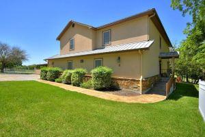 Luxury River Retreat and Shared Plunge Pool - Exquisite Getaway Hotel, New Braunfels