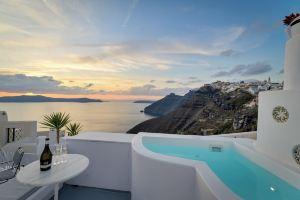 Elegant Two-Bedroom with Hot Tub, Caldera View, Swimming Pool and Breakfast, Fira