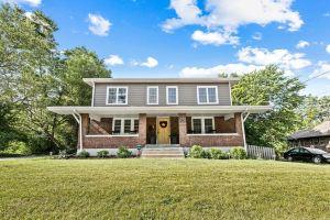 Spacious & Cozy near Downtown ~ HotTub ~ Game Room, Columbia