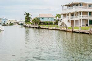 Stunning & Welcoming Pool Home on Canal Apartments, Marathon