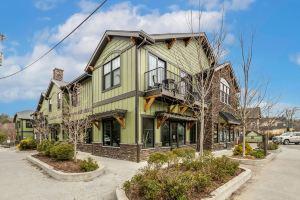 Private Hot Tub and Live Edge Bar - Stunning Modern Retreat Hotel, Blowing Rock